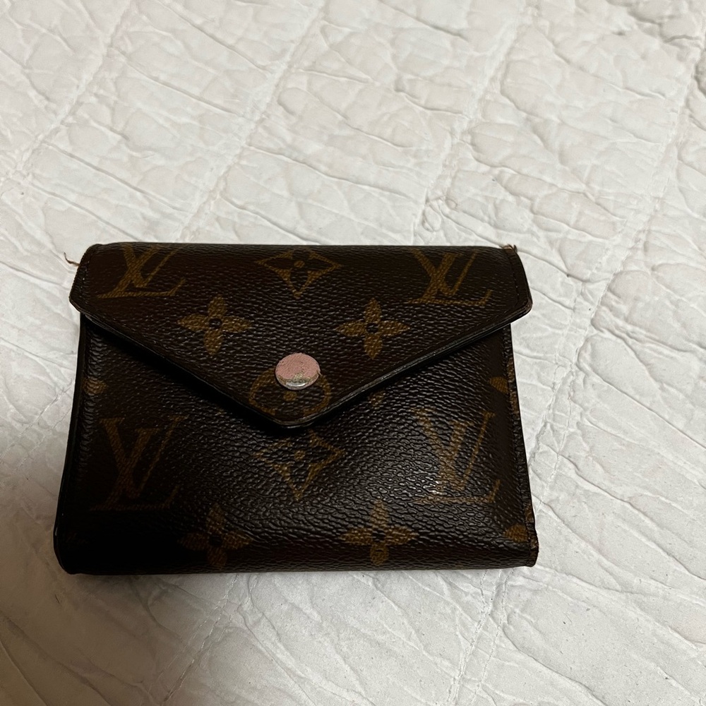 Selling my Authentic Louis Vuitton well loved wallet.